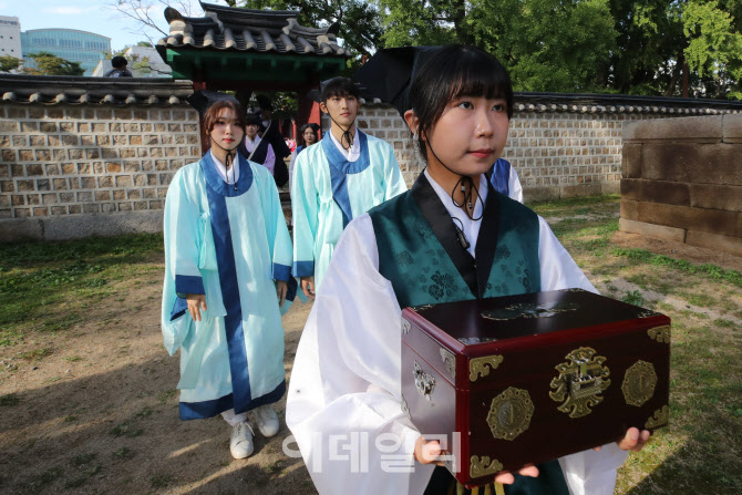 청계광장으로 이동하는 성균관대 학생들                                                                                                                                                             