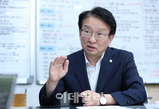권칠승 "대통령 말 한마디에 R&D예산 며칠 만에 졸속 삭감"[인터뷰]
