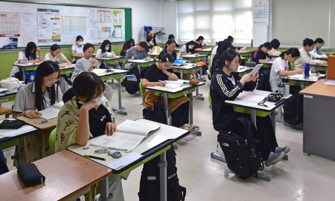 9월 모평 국어 어렵고 수학 쉬웠다…영어는 ‘불수능’