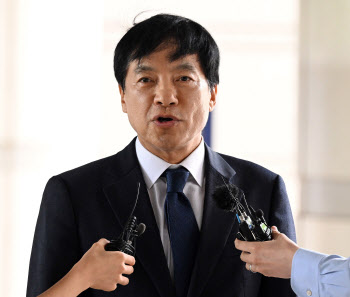 이성윤 "조국과 덕담한게 윤리강령 위반?…윤석열식 내로남불"