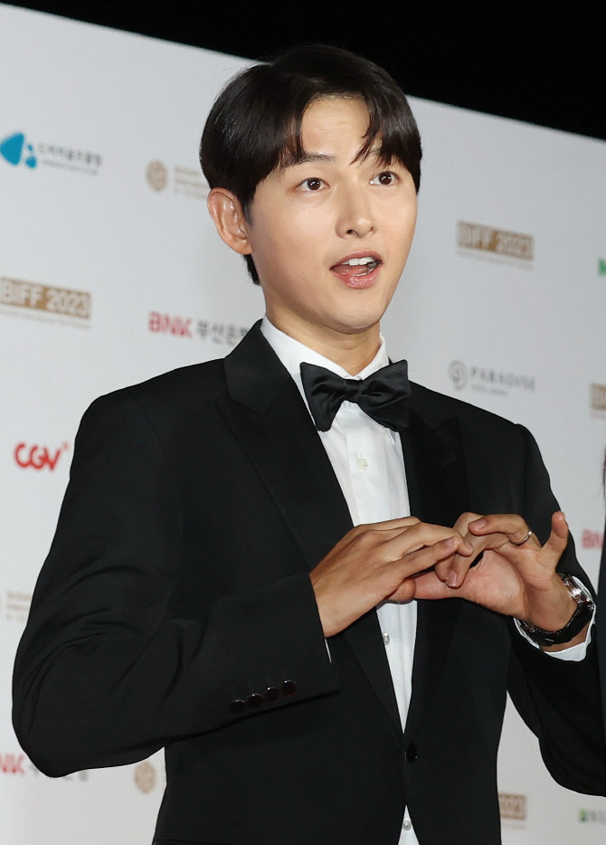  손하트 만드는 송중기                                                                                                                                                                             