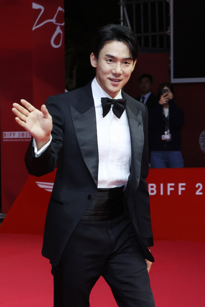  유연석, 성큼성큼 레드카펫                                                                                                                                                                        