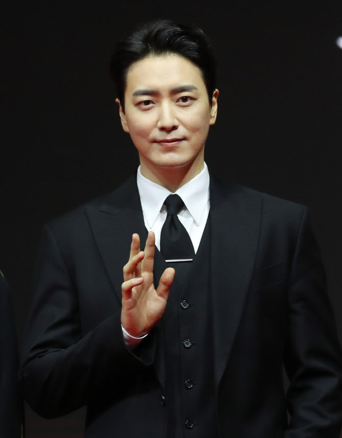 이준혁, 근사한 손 인사                                                                                                                                                                                  