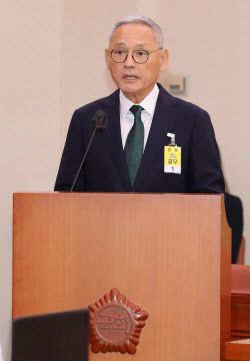[포토]인사청문회에서 인사말하는 유인촌 문체부 장관 후보자                                                                                                                                               