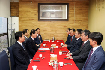 "방송사 공적책임 고려해달라"...홈쇼핑 대표 만난 방심위원장