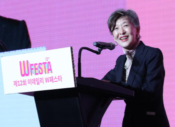 윤석화 "감동·가치를 새롭게 깨닫는 순간부터 인생은 축제다"[2023 W페스타]