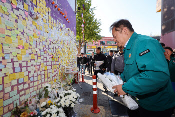 이상민, 이태원 참사현장 찾아 "이번 안전 대책이 훗날 유산되길"