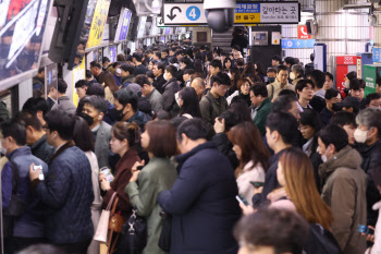 [르포]'파업 첫날' 출근길 대란 없었지만 퇴근길 만원 전철 이어져