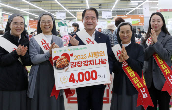 사랑의 김장김치 전달하는 신영호 농협유통 대표이사