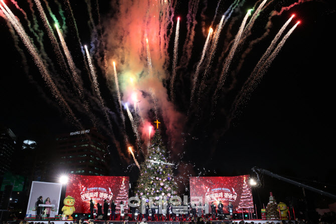 성탄 트리 점등과 불꽃                                                                                                                                                                             