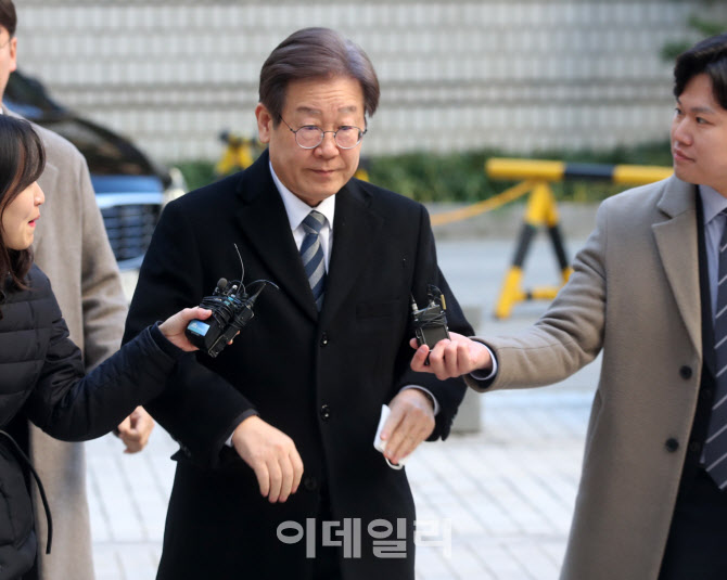  취재진 질문받으며 공판 출석하는 이재명 대표                                                                                                                                                      