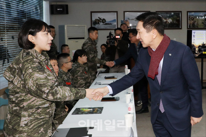 해병대 초급간부와 인사하는 김기현 대표                                                                                                                                                            