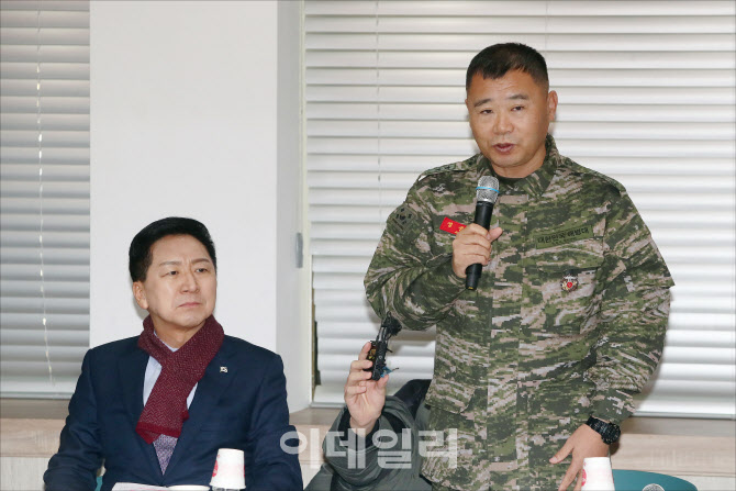 '환영 인사말하는 정종범 해병대 제2사단장'                                                                                                                                               