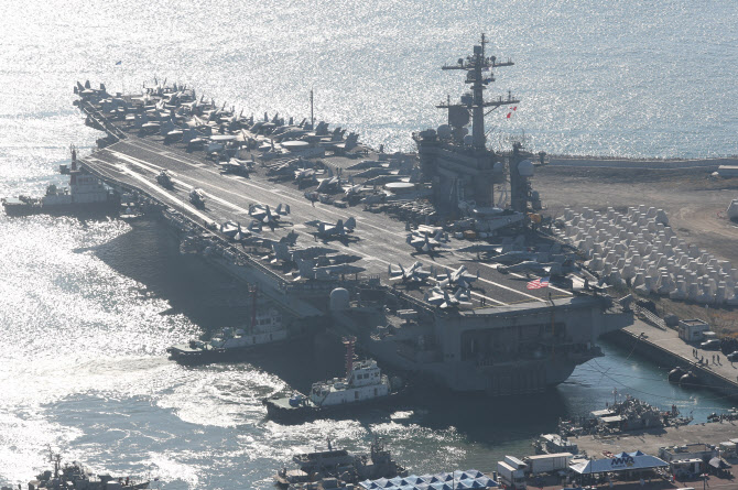 美 핵항모 '칼빈슨함' 부산 입항                                                                                                                                                                