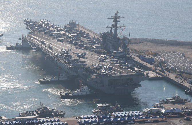 부산 입항하는 美 핵추진 항공모함 칼빈슨함                                                                                                                                                               