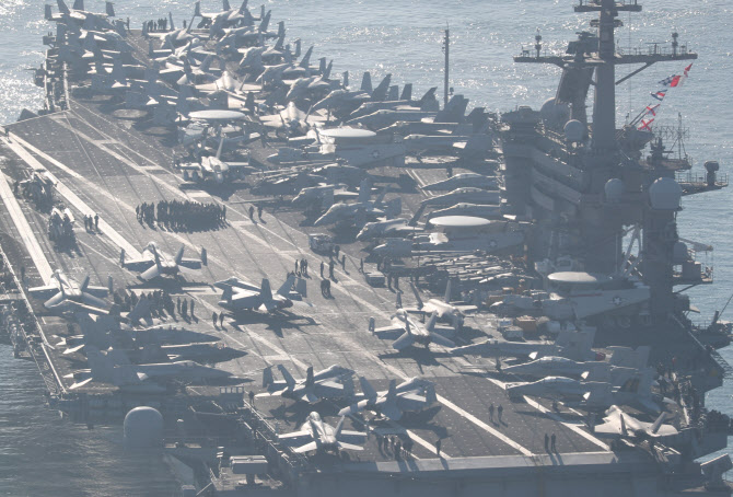 부산 입항하는 미 핵항모 '칼빈슨함'                                                                                                                                                            