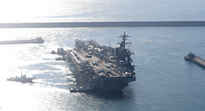 부산 입항하는 칼빈슨함                                                                                                                                                                                  