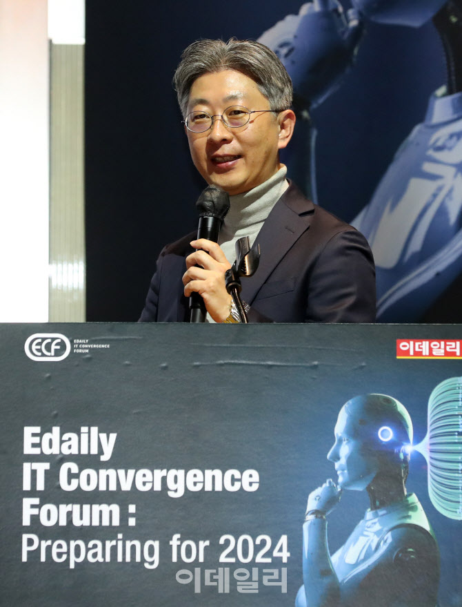 정혜동 한국전자기술연구원 융합지능기획단 부단장, AI에 개성을 입히다                                                                                                                               