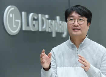 “수만회 긁혀도 끄떡없는 LG OLED 패널…개발자인 저조차 갖고 싶었죠”