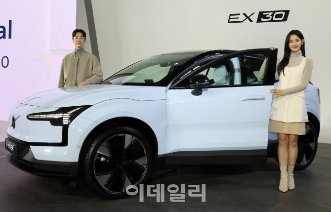 볼보차코리아, 전기 SUV 모델 ' EX30' 출시...판매가격 4945만원부터                                                                                                                        