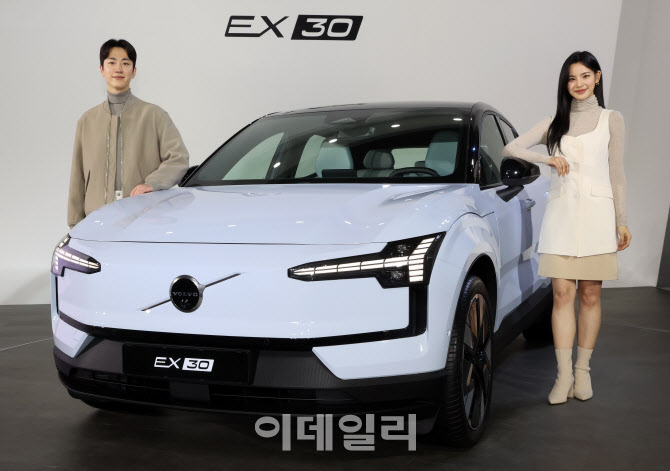 볼보 ‘EX30’ 출시, 판매가 4945만원부터…1회 충전 475㎞ 주행                                                                                                                                      