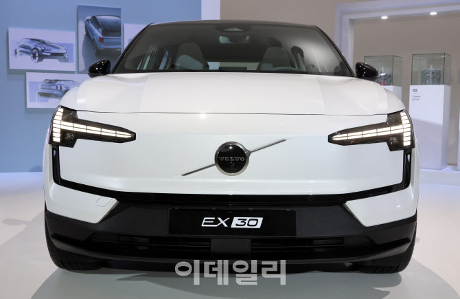볼보 ‘EX30’ 출시…1회 충전 475㎞ 주행                                                                                                                                                           
