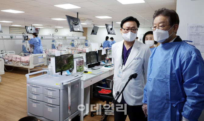 '요양병원 찾은 이재명 대표'                                                                                                                                                             