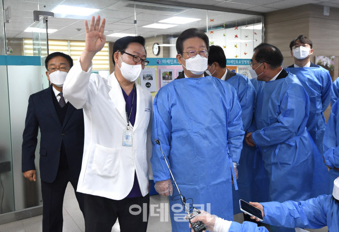 '요양병원 살펴보는 이재명 대표'                                                                                                                                                         