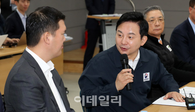 허윤홍 GS건설 대표에게 질의하는 원희룡 국토부 장관                                                                                                                                                