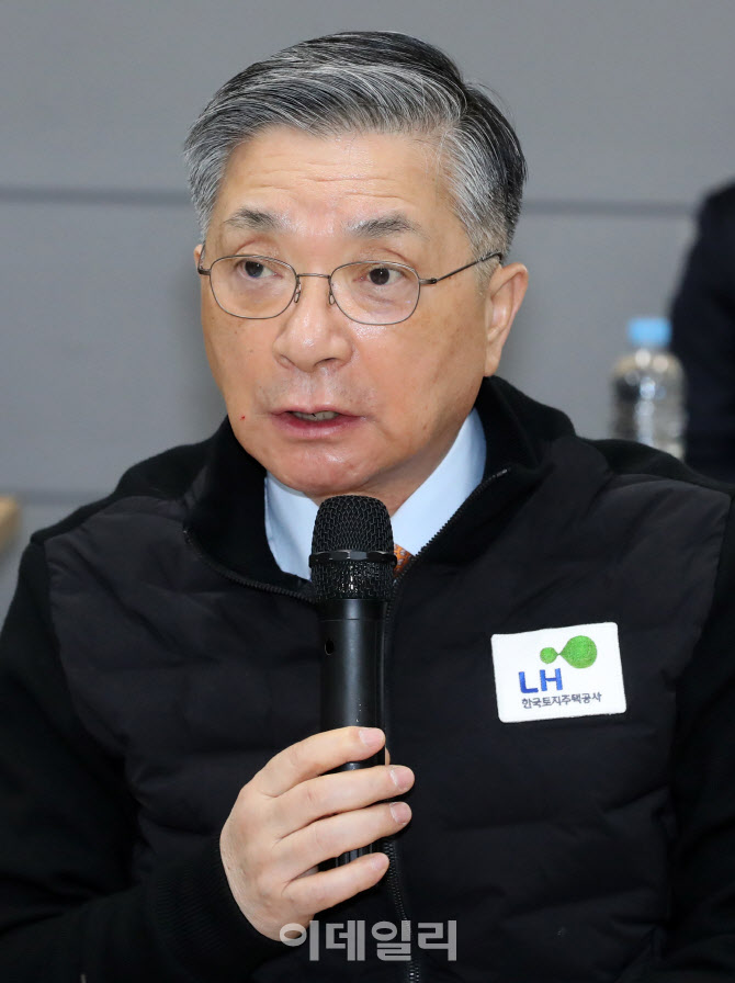 LH 검단AA13 붕괴사고 입주예정자 현장간담회에서 발언하는 이한준 LH 사장                                                                                                                            