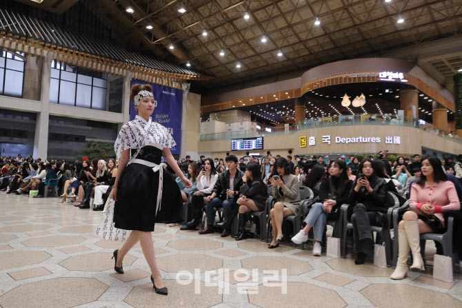 김포공항 국제선에서 패션쇼                                                                                                                                                                        