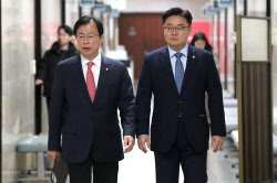 [포토]'총선기획단 회의 참석하는 이만희-김성원'                                                                                                                                                