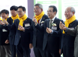 [포토] 농협 귀농활성화선도인상 김학동 예천군수                                                                                                                                                          