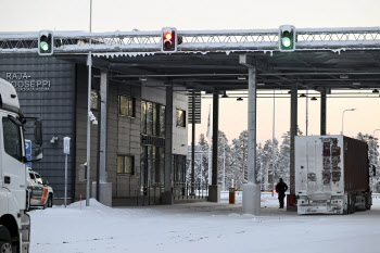 핀란드 "러, 고의로 난민 보내"…국경검문소 전면 폐쇄