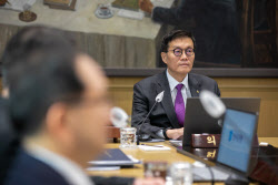 [포토] 금통위 주재하는 한국은행 총재                                                                                                                                                                    