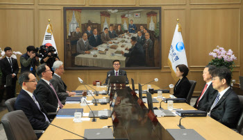 기준금리 7회 연속 동결, 의구심 커진 한은의 물가안정 의지(상보)