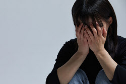“‘육아 우울증' 아내, 술 마시고 방에 소변을…이혼 가능한가요”