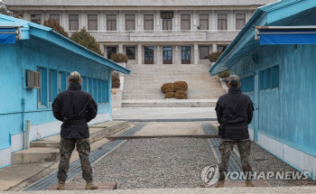 북한군 권총 무장에…판문점 견학 또 멈췄다