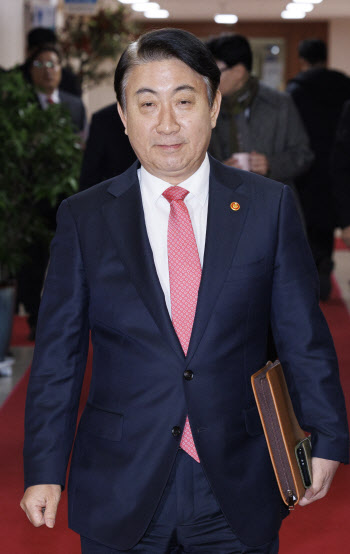 이동관, 탄핵표결 앞두고 사의 표명… 尹 수리할 듯