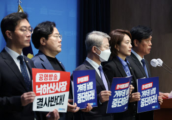 민주당 이동관 탄핵 진행 한다지만…사표 수리되면 중단