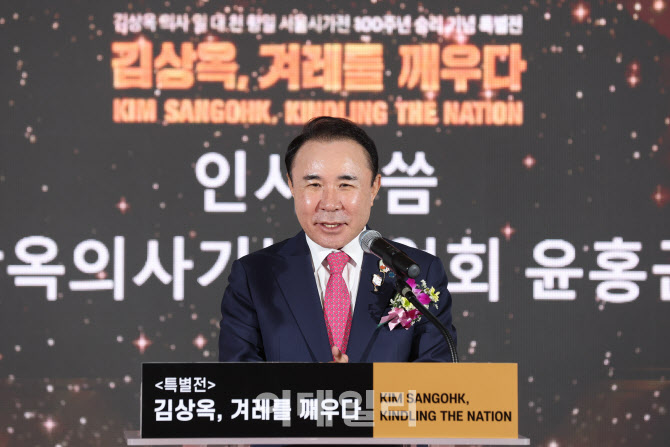 축사하는 윤홍근 제너시스BBQ 회장                                                                                                                                                                  