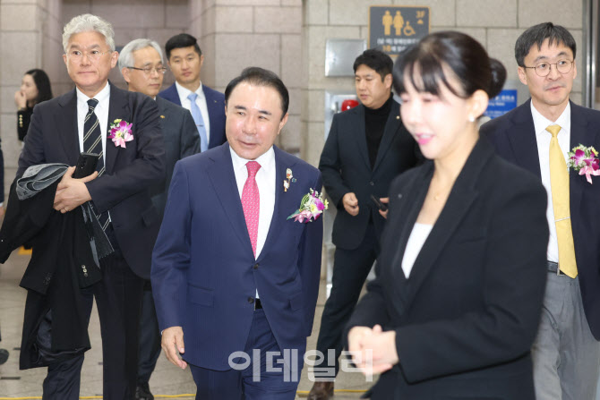 개막식 참석하는 윤홍근 제너시스BBQ 회장                                                                                                                                                           