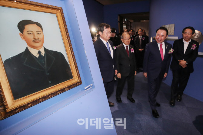 전시회 관람하는 내빈들                                                                                                                                                                            