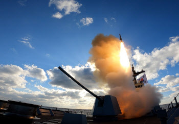해군, 'SM-2 함대공 유도탄' 국내 첫 발사 성공…표적 명중