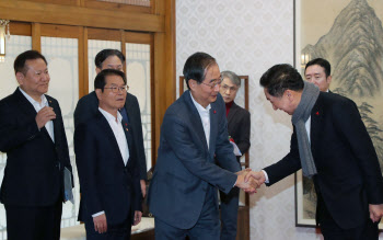 인사 나누는 한덕수 총리-김기현 대표