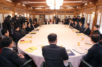 총리공관에서 고위당정협의회 열려