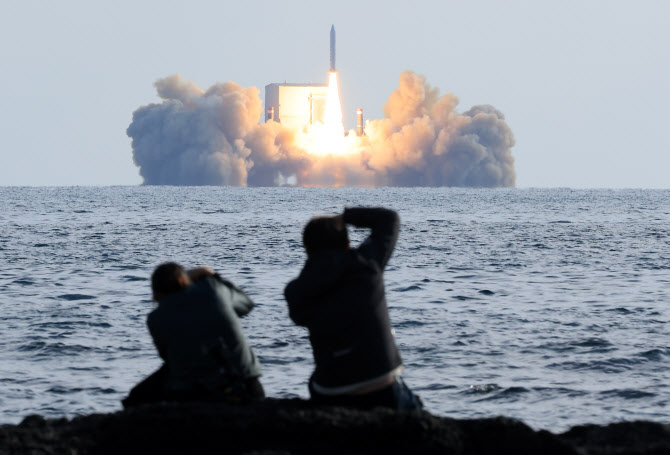  제주 해상서 고체연료 우주발사체 3차 시험발사                                                                                                                                                     