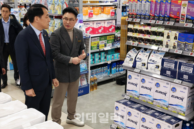  요소수 수급 현장점검하는 장영진 차관                                                                                                                                                             