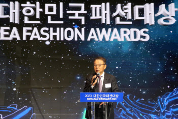 '대한민국 패션대상' 인사말하는 한준석 회장