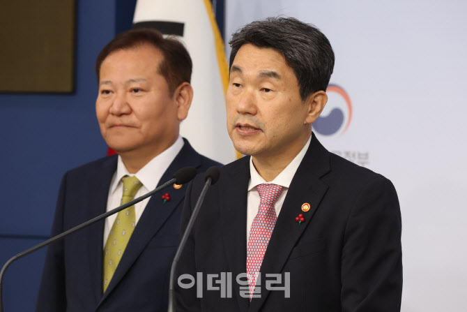 이주호 사회 부총리, 행안부와 합동 브리핑                                                                                                                                                          